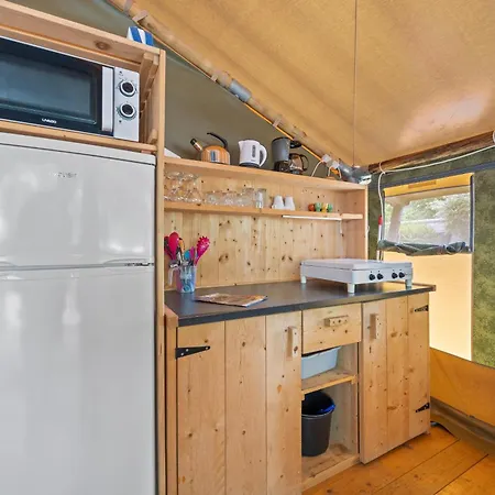 ホリデーパーク Easyatent Safari Tent Polari ロヴィニ
